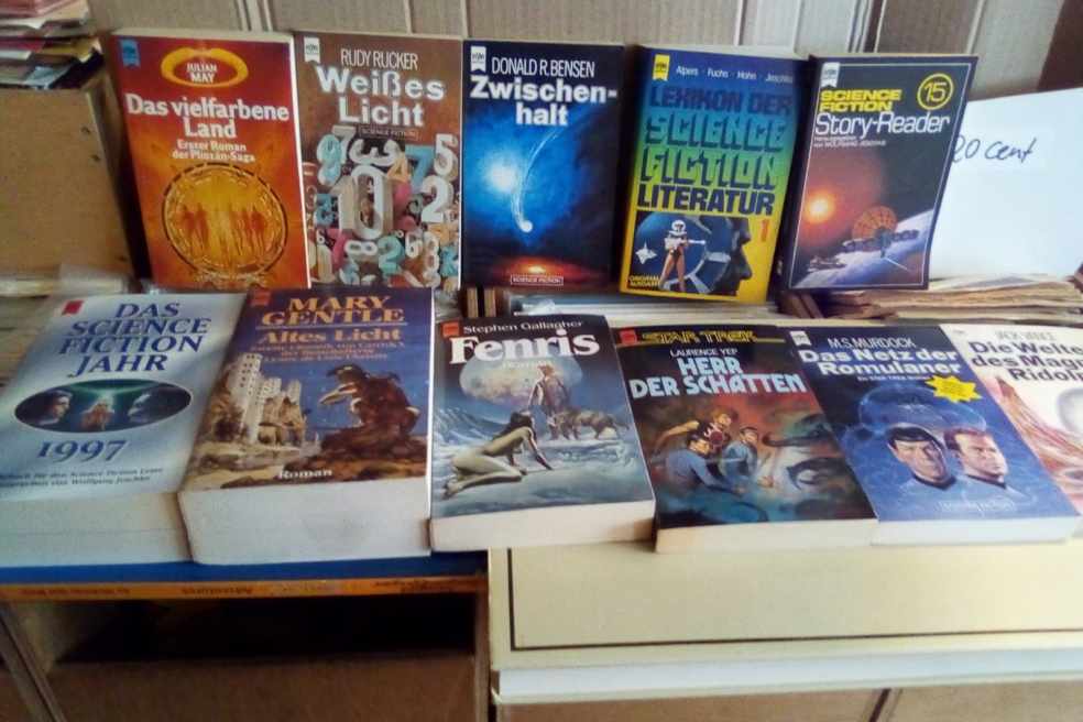 Bücherspende des Sohns des Science-Fiction-Illustrators Illustrators Jobst Teltschick an den Comic- und Romanshop Regensburg